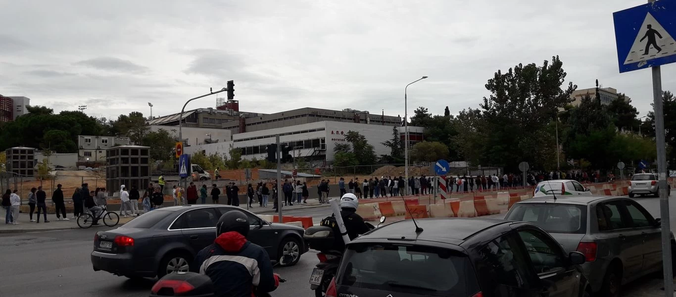 Εικόνες ντροπής έξω από το ΑΠΘ: Δεκάδες φοιτητές στην ουρά για ένα γεύμα!
